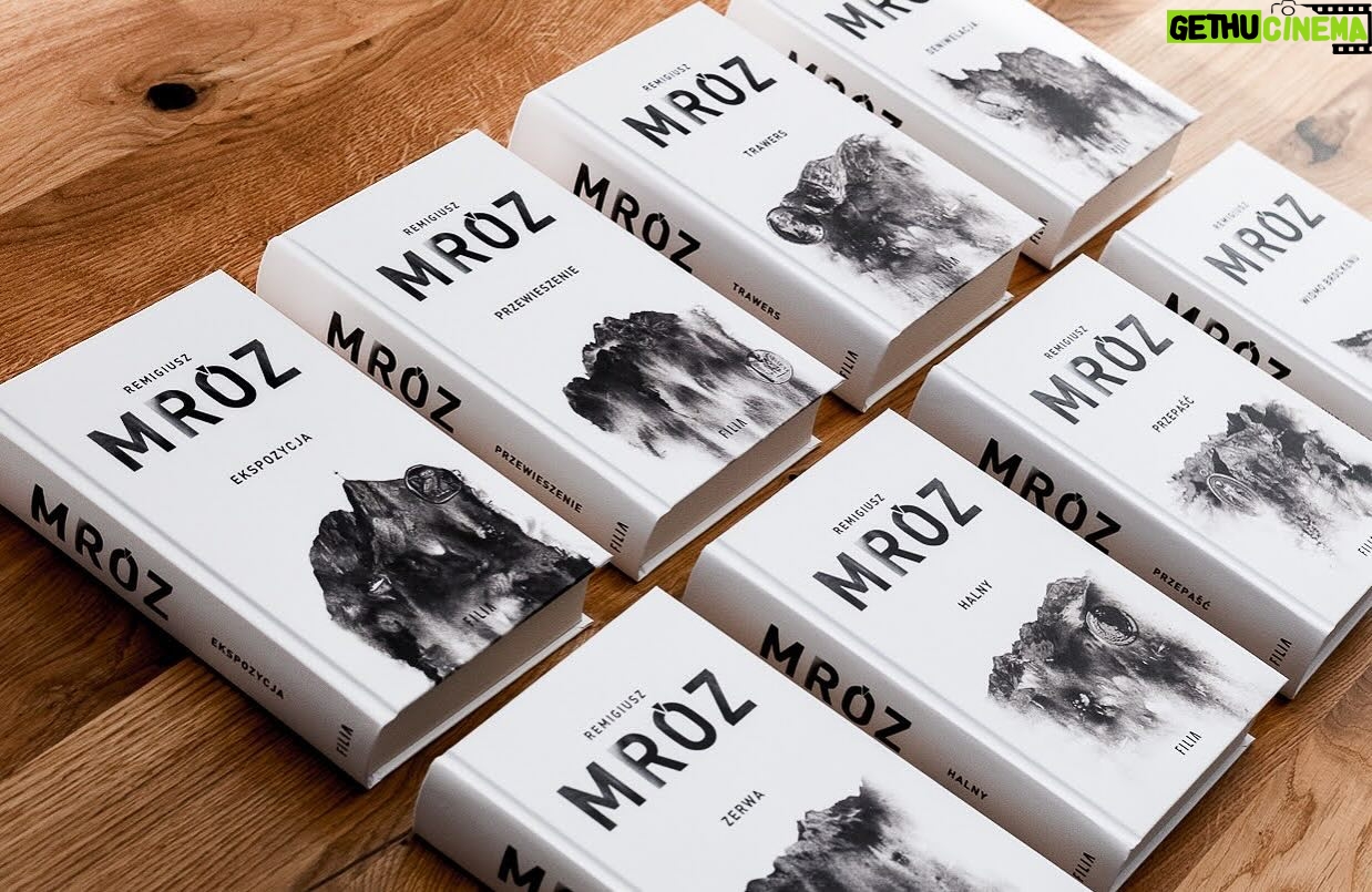 Remigiusz Mróz - 5.5K Likes - Tego nawet najstarsi górale się nie spodziewali – Wiktor Forst pozbył się swojego klasycznego okrycia i przywdział wyjątkowe, nowe szaty!
Przygotowaliśmy bowiem jubileuszowe, minimalistyczne wydanie w twardej oprawie, zaprojektowane przez graficzkę, której pracę uwielbiam – Magdę Kuc.
Jeśli więc ktoś planuje rozpocząć przygodę z Forstem lub chce kogoś innego wyprawić w góry (albo po prostu prowadzi książkową działalność zbieracko–łowiecką, jak ja), jest ku temu dobra okazja.
Cała seria już dostępna w pakiecie:
https://tiny.pl/cphb4
(Forsta obfocił Bartek Pussak).