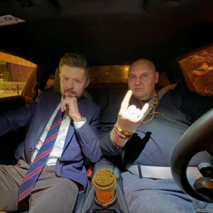 Remigiusz Mróz Instagram - Z okazji weekendu zapraszam na przejażdżkę z Winim (vel bujanie się po mieście w porsche 911 i nawijanie właściwie o wszystkim).

Śmiało można powiedzieć, że takich pytań, jakie padły w tej rozmowie, jeszcze nikt mi nie zadawał.

https://www.youtube.com/watch?v=yA2IkA9nmXo

(Wrzucam tu linka, bo na instagramie się tak dobrze klikają.
Ale w storiku też jest).