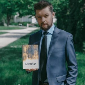 Remigiusz Mróz Instagram - Dziś premiera! Wracamy do Żeromic po odpowiedzi w wiadomej sprawie – i po nowe pytania dotyczące tajemniczych zaginięć na Roztoczu sprzed dwóch dekad.

A czym są tytułowe obrazy z przeszłości? Wyjdzie podczas lektury, ale jak to zwykle bywa, sprawa nie jest jednoznaczna. ;)

PS Mieliśmy trochę problemów z drukiem, bo introligatornia się zacovidowała – książki stoją już jednak w stacjonarnych księgarniach, te ze sprzedaży wysyłkowej też powinny dotrzeć dziś lub z minimalnym poślizgiem.

(A autorską facjatę z książką sfocił Bartek Pussak).