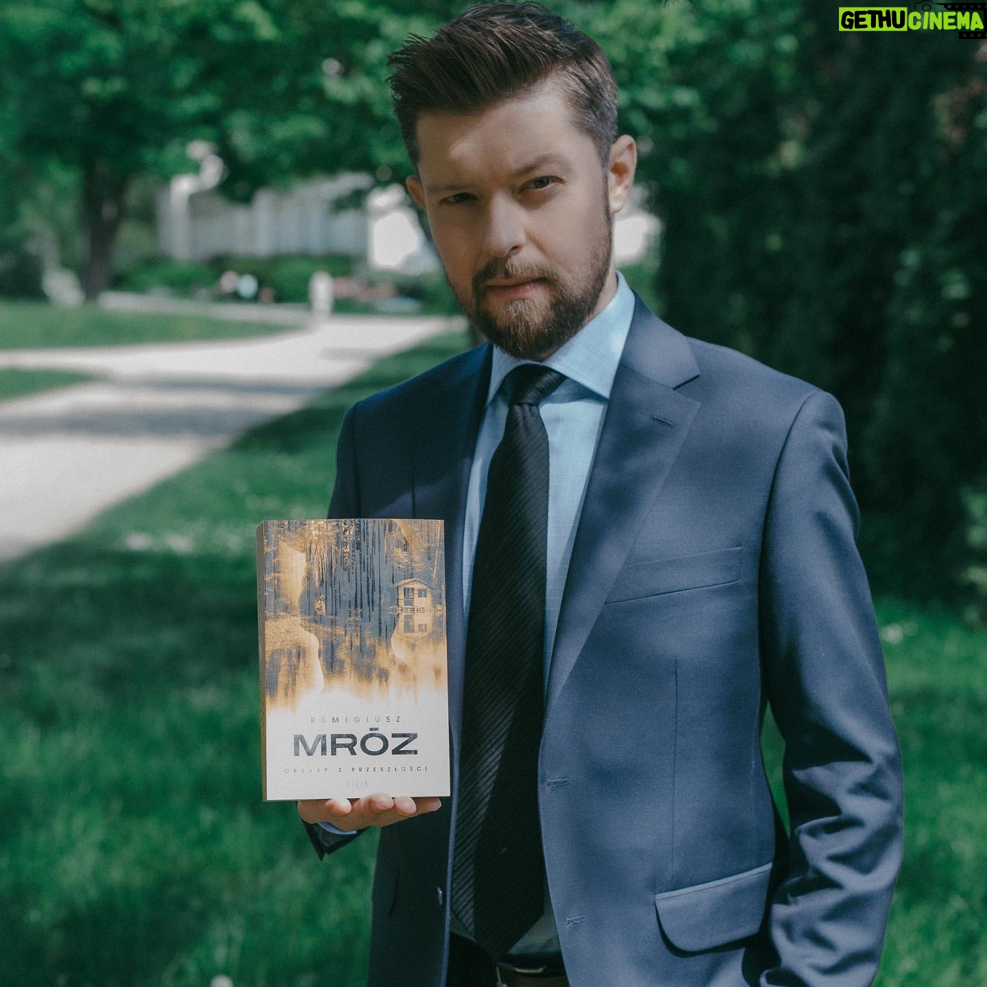 Remigiusz Mróz - 5.7K Likes - Dziś premiera! Wracamy do Żeromic po odpowiedzi w wiadomej sprawie – i po nowe pytania dotyczące tajemniczych zaginięć na Roztoczu sprzed dwóch dekad.
A czym są tytułowe obrazy z przeszłości? Wyjdzie podczas lektury, ale jak to zwykle bywa, sprawa nie jest jednoznaczna. ;)
PS Mieliśmy trochę problemów z drukiem, bo introligatornia się zacovidowała – książki stoją już jednak w stacjonarnych księgarniach, te ze sprzedaży wysyłkowej też powinny dotrzeć dziś lub z minimalnym poślizgiem.
(A autorską facjatę z książką sfocił Bartek Pussak).