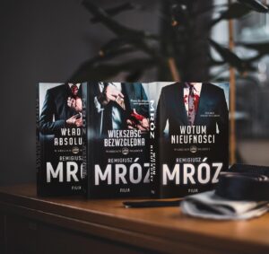 Remigiusz Mróz Instagram - Ruszyły zdjęcia do "Wotum nieufności"!

Jak widać, nie tylko realna polityka zaskakuje. ;) Miło mi donieść, że właśnie zaczęliśmy kręcić serial, na który czekałem z chyba największą niecierpliwością.

Za kamerą stoi skądinąd znany Łukasz Palkowski. W Hauera wcieli się Antek Pawlicki, a w roli Seydy zobaczymy Kasię Dąbrowską. Z tylnego fotela jako Milena będzie sterować wszystkim Zofia Wichłacz, a w produkcji pojawi się także Leszek Lichota i wiele innych, ciekawych twarzy.

Premiera na Polsat Box Go, a potem na antenie Polsatu – i to szybciej, niż by można się spodziewać. ;)

(Fot. książek Bartek Pussak/fot. naszych drogich polityków The SnapShots Marcin Kontraktewicz).