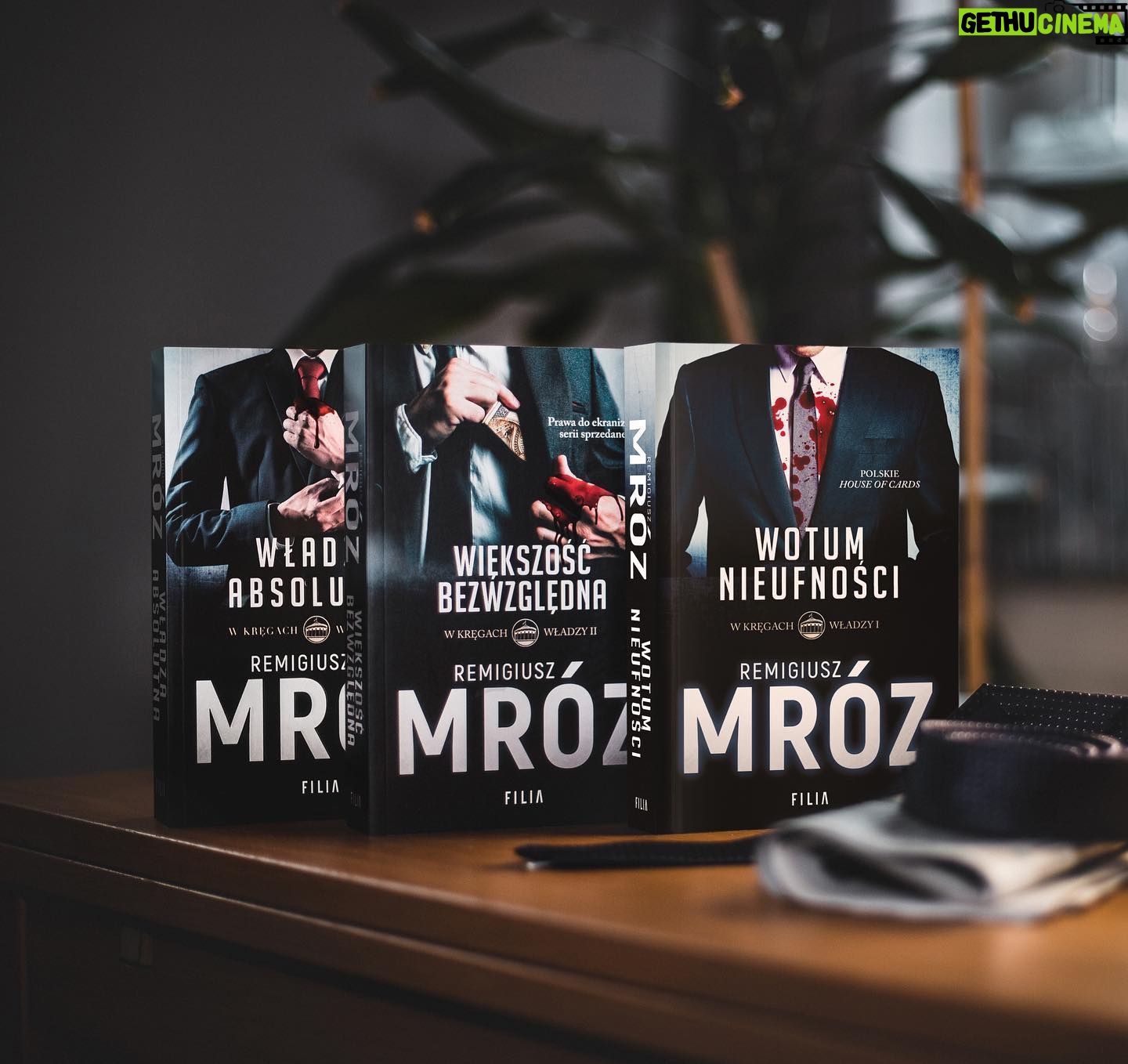Remigiusz Mróz - 5.7K Likes - Ruszyły zdjęcia do "Wotum nieufności"!
Jak widać, nie tylko realna polityka zaskakuje. ;) Miło mi donieść, że właśnie zaczęliśmy kręcić serial, na który czekałem z chyba największą niecierpliwością.
Za kamerą stoi skądinąd znany Łukasz Palkowski. W Hauera wcieli się Antek Pawlicki, a w roli Seydy zobaczymy Kasię Dąbrowską. Z tylnego fotela jako Milena będzie sterować wszystkim Zofia Wichłacz, a w produkcji pojawi się także Leszek Lichota i wiele innych, ciekawych twarzy.
Premiera na Polsat Box Go, a potem na antenie Polsatu – i to szybciej, niż by można się spodziewać. ;)
(Fot. książek Bartek Pussak/fot. naszych drogich polityków The SnapShots Marcin Kontraktewicz).