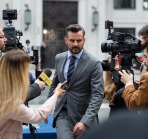 Remigiusz Mróz Instagram - Ruszyły zdjęcia do "Wotum nieufności"!

Jak widać, nie tylko realna polityka zaskakuje. ;) Miło mi donieść, że właśnie zaczęliśmy kręcić serial, na który czekałem z chyba największą niecierpliwością.

Za kamerą stoi skądinąd znany Łukasz Palkowski. W Hauera wcieli się Antek Pawlicki, a w roli Seydy zobaczymy Kasię Dąbrowską. Z tylnego fotela jako Milena będzie sterować wszystkim Zofia Wichłacz, a w produkcji pojawi się także Leszek Lichota i wiele innych, ciekawych twarzy.

Premiera na Polsat Box Go, a potem na antenie Polsatu – i to szybciej, niż by można się spodziewać. ;)

(Fot. książek Bartek Pussak/fot. naszych drogich polityków The SnapShots Marcin Kontraktewicz).