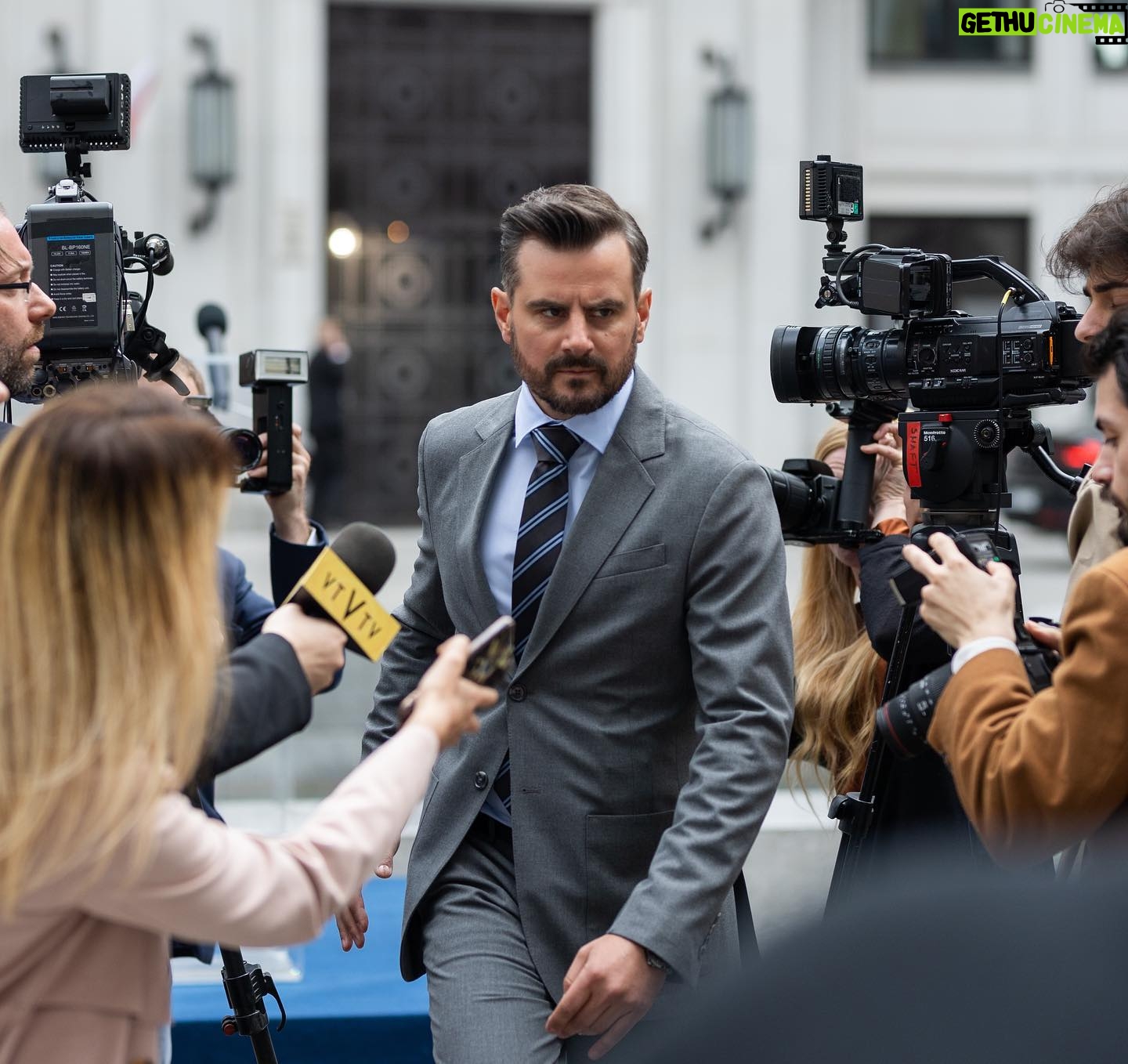 Remigiusz Mróz - 5.7K Likes - Ruszyły zdjęcia do "Wotum nieufności"!
Jak widać, nie tylko realna polityka zaskakuje. ;) Miło mi donieść, że właśnie zaczęliśmy kręcić serial, na który czekałem z chyba największą niecierpliwością.
Za kamerą stoi skądinąd znany Łukasz Palkowski. W Hauera wcieli się Antek Pawlicki, a w roli Seydy zobaczymy Kasię Dąbrowską. Z tylnego fotela jako Milena będzie sterować wszystkim Zofia Wichłacz, a w produkcji pojawi się także Leszek Lichota i wiele innych, ciekawych twarzy.
Premiera na Polsat Box Go, a potem na antenie Polsatu – i to szybciej, niż by można się spodziewać. ;)
(Fot. książek Bartek Pussak/fot. naszych drogich polityków The SnapShots Marcin Kontraktewicz).