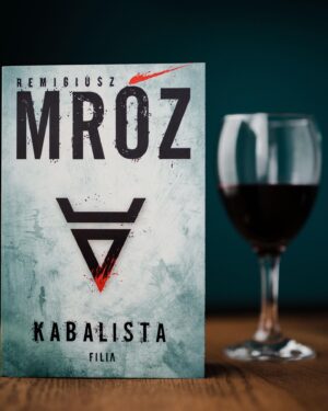 Remigiusz Mróz Instagram - Chyba udało się z tym bestsellerem empiku.
W dodatku wygląda na to, że dziś premiera nowego Gerarda.

Co za czasy, co za obyczaje.

Fot. autora 1 Mieszko Piętka/AKPA
Fot. Kabalisty Monika Klapiszewska.
Fot. autora 2 @olgareszelska.