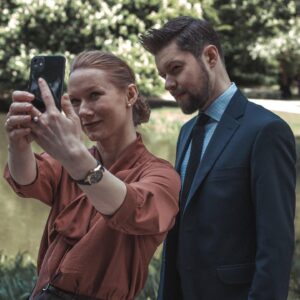 Remigiusz Mróz Instagram - Miło mi donieść, że padł ostatni klaps na planie "Wotum nieufności"!

A jeszcze milej mi dodać, że szykuje się moim zdaniem najlepsza z ekranizacji – może nawet nie tylko tych dotychczasowych, ale i przyszłych, bo tę poprzeczkę będzie przeskoczyć naprawdę trudno.

Wiktor Piątkowski i Joanna Kozłowska stworzyli prześwietne scenariusze, a na ich fundamencie cała ekipa wzniosła coś, co ma szansę zapisać się w historii polskiej kinematografii. Będę chwalić wszystkich i każdego z osobna, bo jest za co – na razie powiem jednak tylko tyle, że tym razem można liczyć na dość wierną adaptację. ;) Bohaterowie książkowi, ich relacje i dynamika są genialnie oddane przez plejadę wybitnych aktorów. Lokalizacje powieściowe rzeczywiście pojawiają się na ekranie i same w sobie stają się bohaterami. A fabuła – choć niepozbawiona niespodzianek – będzie odwzorowaniem tej książkowej. Na obraz zostały przekute też wszystkie te smaczki, które sprawiły, że ta opowieść miała swój niepowtarzalny sznyt.

Wielkie brawa dla Polsatu za to, że pod jego egidą mogliśmy tak szeroko rozwinąć skrzydła! Będzie się działo. Stay tuned. ;)

(Pierwsze dwie fotki: Bartek Pussak/FILIA, dwie kolejne: Anna Włoch/Polsat).