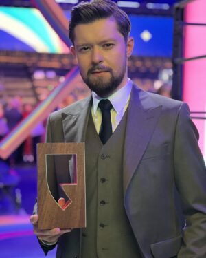 Remigiusz Mróz Instagram - Chyba udało się z tym bestsellerem empiku.
W dodatku wygląda na to, że dziś premiera nowego Gerarda.

Co za czasy, co za obyczaje.

Fot. autora 1 Mieszko Piętka/AKPA
Fot. Kabalisty Monika Klapiszewska.
Fot. autora 2 @olgareszelska.