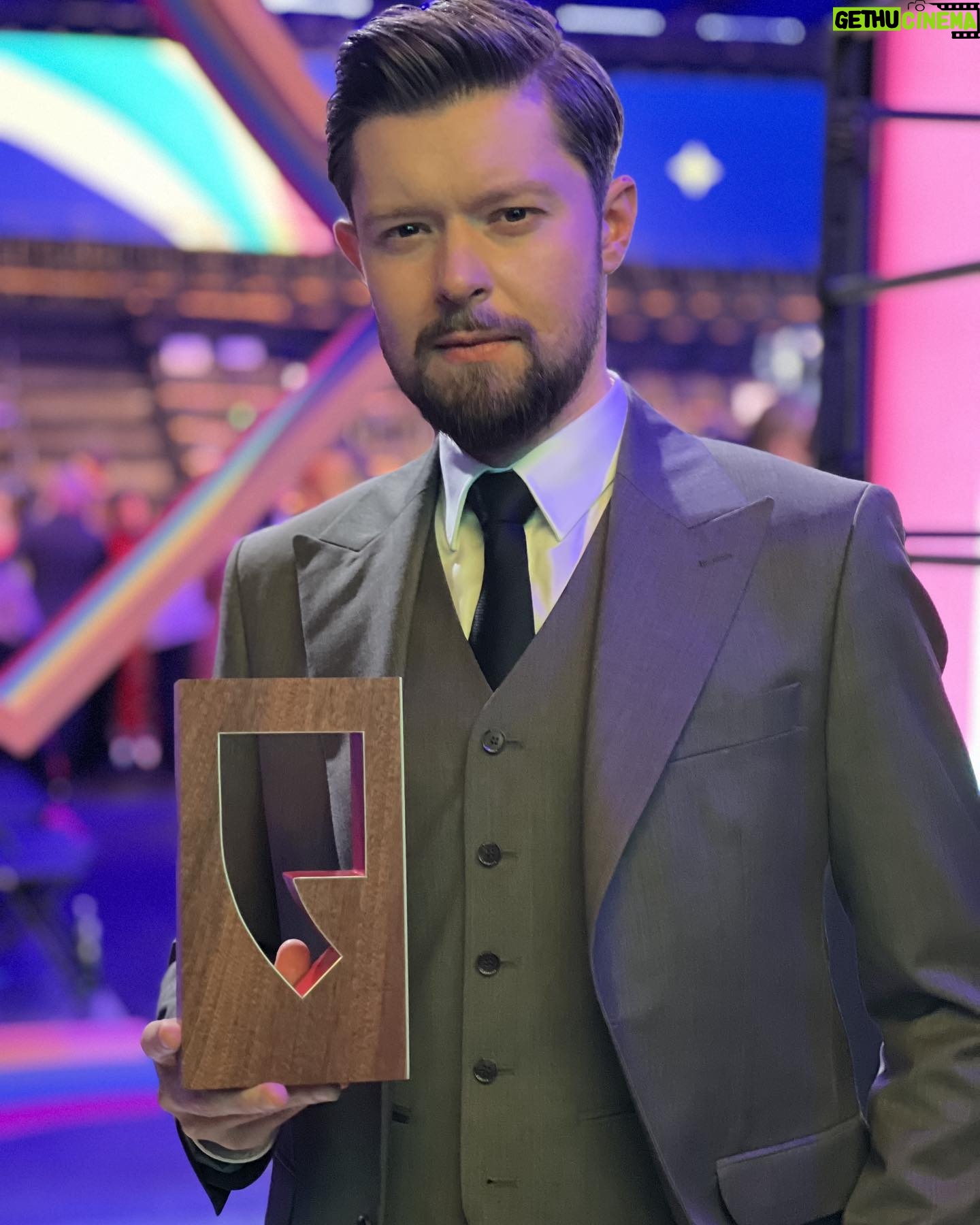 Remigiusz Mróz - 13.8K Likes - Chyba udało się z tym bestsellerem empiku.
W dodatku wygląda na to, że dziś premiera nowego Gerarda.
Co za czasy, co za obyczaje.
Fot. autora 1 Mieszko Piętka/AKPA
Fot. Kabalisty Monika Klapiszewska.
Fot. autora 2 @olgareszelska.