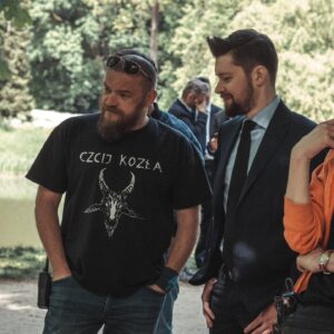 Remigiusz Mróz Instagram - Miło mi donieść, że padł ostatni klaps na planie "Wotum nieufności"!

A jeszcze milej mi dodać, że szykuje się moim zdaniem najlepsza z ekranizacji – może nawet nie tylko tych dotychczasowych, ale i przyszłych, bo tę poprzeczkę będzie przeskoczyć naprawdę trudno.

Wiktor Piątkowski i Joanna Kozłowska stworzyli prześwietne scenariusze, a na ich fundamencie cała ekipa wzniosła coś, co ma szansę zapisać się w historii polskiej kinematografii. Będę chwalić wszystkich i każdego z osobna, bo jest za co – na razie powiem jednak tylko tyle, że tym razem można liczyć na dość wierną adaptację. ;) Bohaterowie książkowi, ich relacje i dynamika są genialnie oddane przez plejadę wybitnych aktorów. Lokalizacje powieściowe rzeczywiście pojawiają się na ekranie i same w sobie stają się bohaterami. A fabuła – choć niepozbawiona niespodzianek – będzie odwzorowaniem tej książkowej. Na obraz zostały przekute też wszystkie te smaczki, które sprawiły, że ta opowieść miała swój niepowtarzalny sznyt.

Wielkie brawa dla Polsatu za to, że pod jego egidą mogliśmy tak szeroko rozwinąć skrzydła! Będzie się działo. Stay tuned. ;)

(Pierwsze dwie fotki: Bartek Pussak/FILIA, dwie kolejne: Anna Włoch/Polsat).