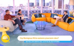 Remigiusz Mróz Instagram - Gdyby ktoś przegapił autorskie enuncjacje w Dżem Dobry TVN i chciał z jakiejś przyczyny nadrobić, to wrzucam linka w stories.

A gdyby ktoś poczuł nieodpartą pokusę, by oddać swój głos w trwających wyborach na najlepszego pisarza roku, to można tego dokonać w aplikacji empiku: https://mojempik.app.link/RemigiuszMrozEmpik

Ogłoszenie zwycięzcy we wtorek o 20:15 podczas gali Bestsellerów, na antenie TVN. Konkurencja duża, ale powalczyć nie zaszkodzi. ;)