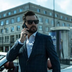 Remigiusz Mróz Instagram - Miło mi donieść, że padł ostatni klaps na planie "Wotum nieufności"!

A jeszcze milej mi dodać, że szykuje się moim zdaniem najlepsza z ekranizacji – może nawet nie tylko tych dotychczasowych, ale i przyszłych, bo tę poprzeczkę będzie przeskoczyć naprawdę trudno.

Wiktor Piątkowski i Joanna Kozłowska stworzyli prześwietne scenariusze, a na ich fundamencie cała ekipa wzniosła coś, co ma szansę zapisać się w historii polskiej kinematografii. Będę chwalić wszystkich i każdego z osobna, bo jest za co – na razie powiem jednak tylko tyle, że tym razem można liczyć na dość wierną adaptację. ;) Bohaterowie książkowi, ich relacje i dynamika są genialnie oddane przez plejadę wybitnych aktorów. Lokalizacje powieściowe rzeczywiście pojawiają się na ekranie i same w sobie stają się bohaterami. A fabuła – choć niepozbawiona niespodzianek – będzie odwzorowaniem tej książkowej. Na obraz zostały przekute też wszystkie te smaczki, które sprawiły, że ta opowieść miała swój niepowtarzalny sznyt.

Wielkie brawa dla Polsatu za to, że pod jego egidą mogliśmy tak szeroko rozwinąć skrzydła! Będzie się działo. Stay tuned. ;)

(Pierwsze dwie fotki: Bartek Pussak/FILIA, dwie kolejne: Anna Włoch/Polsat).