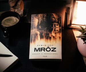Remigiusz Mróz Instagram - Chyba czas najwyższy na mały update serialowy w sprawie Burzy i Seweryna.

Po pierwsze, robimy wstępne przymiarki castingowe, więc będziemy szperać w komentarzach do tego posta, szukając inspiracji. ;)

Po drugie, jak powszechnie wiadomo, jakiś czas temu pojawiła się informacja o ekranizacji serii przez kanał z plusem w nazwie. Ze względów natury różnej się zdezaktualizowała, a mnie miło jest donieść, że prawa nabyła firma Aktiv Media – a konkretnie Viola Zaorska, czyli spiritus movens wielu ekranizacyjnych przedsięwzięć w szeroko pojętym RMU, zwanym także dla niepoznaki Mrozoverse. Viola wyprodukowała nie tylko Chyłkę, ale też Behawiorystę – i w pewnym sensie jest matką chrzestną Wotum nieufności.
(Poza tym, nie ukrywajmy, nazwisko się zgadza).

Streamingowego partnera jeszcze nie wybraliśmy, ale zbieramy oferty i postawimy na tego, który pozwoli nam zrealizować produkcję na najwyższym poziomie. Bo jest co opowiadać. ;)

(Fot. Bartek Pussak).