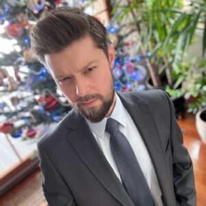 Remigiusz Mróz Instagram - Wesołych Świąt! Samych dobrych historii – zarówno tych w życiu, jak i na kartach książek, które ani chybi czekały pod drzewkami z gatunku iglastych.

A. I oczywiście wszystkiego nawzajem!