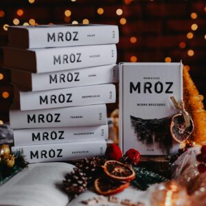 Remigiusz Mróz Instagram - Nie masz pomysłu na prezent? To już masz.
#demonmarketingu

„Inne tonacje ciszy” dostępne we wszystkich księgarniach.

Forst w eleganckiej, twardej oprawie pewnie też (chyba że ktoś wykupił).