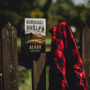 Remigiusz Mróz Instagram - Wybiła pora. Już dziś komisarz Wiktor Forst melduje się w Bieszczadach!

Czego tam szuka? Miejsca dla ludzi umarłych, którzy nie potrafią znaleźć go nigdzie indziej. Zgnębiony stratą, podupadły na duchu, odnajduje jednak zupełnie nie to, czego się spodziewał.

(A Edmund Osica tradycyjnie rozświetla mu żywot).

Książka dostępna na przykład tutaj:
http://tiny.cc/berdo

Zatem miłej lektury!
A ja tymczasem czekam na pierwsze wrażenia.