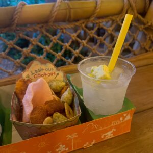 Rena Matsui Instagram - ディズニーシーへGO！
ルックアウト・クックアウトのバターチキンカレー味のスナックボックスが美味しかった🥺(レモンティーチキンも好き)
ピクシーダストソーダも好き。
おめかししても秒で汗だくになるので、やっぱり夏は苦手です。