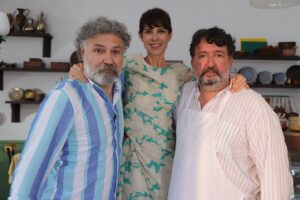 Renan Bilek Instagram - Olabilir mi böyle bir şey?.. Olabilir tabi.. Nasıl film hilesi varsa fotoğraf hilesi de olur 😊😊 📸 @adm.merve @tulay9 @buraktamdogan @catikatiask #renanbilek #tülaygünal #buraktamdoğan #çatıkatıaşk #mantıcıcelalusta #celal #mantıcıperihanhanım #perihan #antikacıemin #filozofemin #emin #celo #kayınço #film #dizi #turkishseries