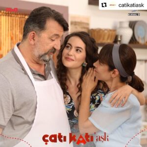Renan Bilek Instagram - Çatı Katı Aşk.. Cumartesi 20:00 Kanal D’de.. @tulay9 @ezgisenler #mantıcıcelalusta #perihan #ayşen #miayapim #çatıkatıaşk #kanald #renanbilek #tülaygünal #ezgişenler #komedi #film #dizi #turkishseries