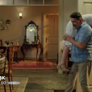 Renan Bilek Instagram - ÇATI KATI AŞK yeni bölümüyle Cumartesi saat 20:00’de Kanal D’de sizlerle.. @kanald @catikatiask @mia_yapim @tuplutvcom #renanbilek #çatıkatıaşk #miayapım #kanald #dizi #cumartesi #series #turkishseries #komedi #comedy