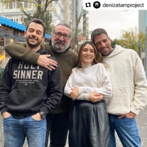 Renan Bilek Instagram - Yeni bir yolculuğa açıldım yıllar sonra. Yaklaşık 12 yıldır hep kendi yazıp sahnelediğim tek kişilik oyunlardaydım. Uzun süre sonra yeniden bir ekiple tiyatro sahnesinde yer alacak olmak beni de heyecanlandırıyor. 
O zaman, rastgele!..
@denizatamproject 

#Repost @denizatamproject with @use.repost
・・・
Yeni Oyun! 🎭
2022/2023 tiyatro sezonunda sahneleyeceğimiz oyunumuzun ilk okuma provasını gerçekleştirmenin mutluluğuyla oyuncularımızın yüzleri gülüyor. 🧿 Detaylar pek yakında!  Spoiler 👿 🩸 🔫👻💋

#tiyatro #renanbilek #denizatam #denizatamproject #buketçelik #cemalhünal #furkankalabalık #theatre #theater #sahne #scène #scene