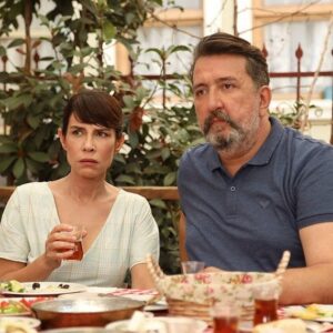Renan Bilek Instagram - Bir maceranın daha sonuna geldik. İzleyiciler evde, televizyonlarının başında eğlenceli, güzel zaman geçirsin diye, bizler de yoğun emek, çaba ve uğraş veriyoruz. Umarım dönüp baktığınızda küçük de olsa tebessümle anarsınız bu ekibi. Sevgiyle kalın!.. Aşkla kalın!.. Başka maceralarda görüşmek üzere 🤗👋❤️ #çatıkatıaşk #renanbilek #bediaener #tülaygünal #pelinöztekin #bülentseyran #yiğitkirazcı #ezgişenler #furkanandıç #nilaydeniz #ebruaykaç #buraktamdoğan #selinşekerci #erhanyazıcıoğlu #banuakdeniz #barışyöş #fehmiöztürk #şenolsönmez
