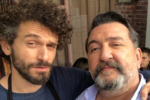 Renan Bilek Instagram - Bir maceranın daha sonuna geldik. İzleyiciler evde, televizyonlarının başında eğlenceli, güzel zaman geçirsin diye, bizler de yoğun emek, çaba ve uğraş veriyoruz. Umarım dönüp baktığınızda küçük de olsa tebessümle anarsınız bu ekibi. Sevgiyle kalın!.. Aşkla kalın!.. Başka maceralarda görüşmek üzere 🤗👋❤️ #çatıkatıaşk #renanbilek #bediaener #tülaygünal #pelinöztekin #bülentseyran #yiğitkirazcı #ezgişenler #furkanandıç #nilaydeniz #ebruaykaç #buraktamdoğan #selinşekerci #erhanyazıcıoğlu #banuakdeniz #barışyöş #fehmiöztürk #şenolsönmez