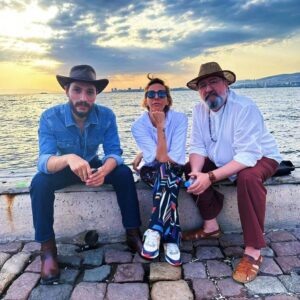 Renan Bilek Instagram - Sanırım biraz bekleyeceğiz.. hemen olmuyor tabi hiçbir şey.. ama oluyor.. güzel oluyor.. sabır!.. @tekbasinafilm @ilhansen @nilufroyd #tekbaşınafilm #tekbaşına #renanbilek #ilhanşen #azizalaca #zohrefazıl #film #sinema #moovie #cinema