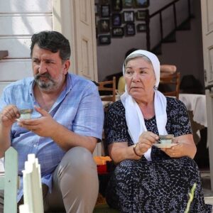 Renan Bilek Instagram - Bir maceranın daha sonuna geldik. İzleyiciler evde, televizyonlarının başında eğlenceli, güzel zaman geçirsin diye, bizler de yoğun emek, çaba ve uğraş veriyoruz. Umarım dönüp baktığınızda küçük de olsa tebessümle anarsınız bu ekibi. Sevgiyle kalın!.. Aşkla kalın!.. Başka maceralarda görüşmek üzere 🤗👋❤️ #çatıkatıaşk #renanbilek #bediaener #tülaygünal #pelinöztekin #bülentseyran #yiğitkirazcı #ezgişenler #furkanandıç #nilaydeniz #ebruaykaç #buraktamdoğan #selinşekerci #erhanyazıcıoğlu #banuakdeniz #barışyöş #fehmiöztürk #şenolsönmez