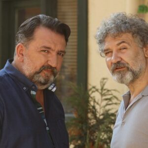 Renan Bilek Instagram - Bir maceranın daha sonuna geldik. İzleyiciler evde, televizyonlarının başında eğlenceli, güzel zaman geçirsin diye, bizler de yoğun emek, çaba ve uğraş veriyoruz. Umarım dönüp baktığınızda küçük de olsa tebessümle anarsınız bu ekibi. Sevgiyle kalın!.. Aşkla kalın!.. Başka maceralarda görüşmek üzere 🤗👋❤️ #çatıkatıaşk #renanbilek #bediaener #tülaygünal #pelinöztekin #bülentseyran #yiğitkirazcı #ezgişenler #furkanandıç #nilaydeniz #ebruaykaç #buraktamdoğan #selinşekerci #erhanyazıcıoğlu #banuakdeniz #barışyöş #fehmiöztürk #şenolsönmez