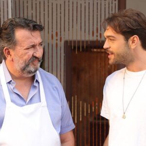 Renan Bilek Instagram - Bir maceranın daha sonuna geldik. İzleyiciler evde, televizyonlarının başında eğlenceli, güzel zaman geçirsin diye, bizler de yoğun emek, çaba ve uğraş veriyoruz. Umarım dönüp baktığınızda küçük de olsa tebessümle anarsınız bu ekibi. Sevgiyle kalın!.. Aşkla kalın!.. Başka maceralarda görüşmek üzere 🤗👋❤️ #çatıkatıaşk #renanbilek #bediaener #tülaygünal #pelinöztekin #bülentseyran #yiğitkirazcı #ezgişenler #furkanandıç #nilaydeniz #ebruaykaç #buraktamdoğan #selinşekerci #erhanyazıcıoğlu #banuakdeniz #barışyöş #fehmiöztürk #şenolsönmez