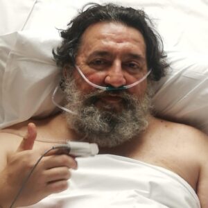 Renan Bilek Instagram - Zor bir adam olduğumu söyleyen çok oldu. Ama bu konuda da zor olmak istemezdim. Çok uğraştırdım kendilerini, biliyorum. Sağ olsunlar, var olsunlar. Beni yılların sıkıntısından kurtaran @acibademsaglik #uykuapnesi uzmanı çok sevgili dostum Prof.Dr.Murat Karaman’a, harikalar yaratan ameliyat ekibine ve bir an önce toparlanmamı sağlayan servis ekibine çok teşekkür ederim. Bizim ekip de iyiydi ama. 
Özel teşekkürler : @ebrukaracamanagement @neslihanuzeryaprakatis  @journavel @okanbozdag