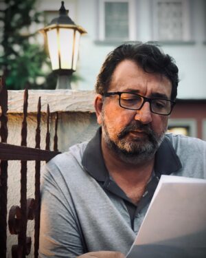 Renan Bilek Instagram - Bu geç vakit, bu sonbahar gecesinde kelimelerinle doluyum; 
zaman gibi, madde gibi çıplak, el gibi ağır ve yıldızlar gibi pırıl pırıl 
kelimeler. (Nazım Hikmet) 📸 @tvaliaslan #renanbilek #foto #photo