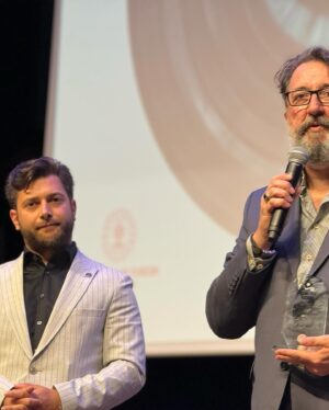 Renan Bilek Instagram - 3.Kocaeli Film Festivalinde “Sinema Emek Ödülü” sahibi olmamda emeği geçen ve vesile olan herkese şükranlarımı sunarım. Artık ödüllü biri olarak, (rahmetli babamın deyişiyle) daha fazla ve daha rahat “çok bilmişlik” yapabilirim 😂😂 Çok teşekkürler 🙏💙 @kocaeliuff @basiskelebel @tckulturturizm @sinemagenelmd @av.sametyayli @buraktamdogan @necmiyapici @basaralemdar @azerselte #renanbilek #necmiyapıcı #buraktamdoğan #basaralemdar #azerşelte #sinema #kocaelifilmfestivali #filmfestivali #filmfestival #moovie #keşfetteyiz #keşfetteyim