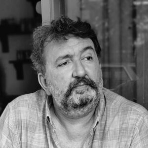Renan Bilek Instagram - “Bir yer var biliyorum, her şeyi söylemek mümkün. Epeyce yaklaşmışım, duyuyorum.. Anlatamıyorum.” Orhan Veli
📷 @adm.merve #renanbilek #photo #siyahbeyaz #portre #blackandwhite #portrait #instaphoto