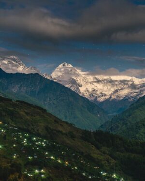 Renan Öztürk Instagram - The assignment within the assignment. For the “Last Honey Hunter” which was my first still assignment I had talked with master editor @sadiequarrier about ways not just to capture the honey hunting action but also a sense of place of the small village of Saadi below the Himalaya in remote eastern Nepal.

One concept was trying to shoot every single member of the village at 85mm on the same backdrop for a big grid that would fold out in the magazine.  They never made the final cut, but nevertheless it was a really cool to document a slice of life in this way. 

@expedition.studios @natgeo @jetbutterflies @climber.abiral @taylorfreesolo @ben_knight @irving_matthew #sonyalpha #thelasthoneyhunter
