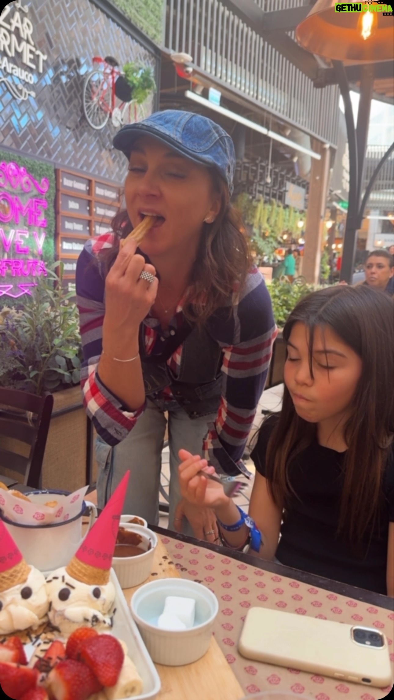 Renata Bravo - 530 Likes - ALARMA DE DATAZO!!!!! Sabores sin azúcar. Esa es la propuesta de Emporio La Rosa, que lanzó este nuevo producto en el marco del día del niño. Se trata de dos paletas con forma de garrita sabor vainilla con cobertura de chocolate de leche y otra de frutilla a la crema con cobertura de chocolate blanco, ambas sin azúcar añadida. Es primera vez que la tradicional heladería, elegida entre las 25 mejores del mundo, presenta una variedad de este tipo, especialmente pensada en ellos. Además, ofrecerán un entretenido postre para compartir, que incluye delicioso chocolate de leche para untar, acompañado de manjar, fruta de la estación, un bowl de marshmallows, dos bolitas de helado y ½ docena de churros. Y como si esta fiesta de sabores fuera poco, tendrán actividades especiales en algunos de sus locales, para que los más pequeños puedan divertirse con pinta caritas, sorpresas y mucho más. @emporiolarosa #diadelniño