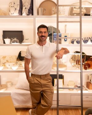 Renato Mendonça Instagram - São pequenas mudanças que tornam a nossa casa mais aconchegante e especial! E nada melhor do que um lar com itens aconchegantes e elegantes para essas mudanças.

A convite do @larcenter_ visitei o showroom da @bretonoficial , @franccinooficial e @santamonicatapetes para selecionar itens e ajudar vocês nessa transformação.

Até o dia 25 de agosto o @larcenter_ está com várias oportunidades na liquidação “Já pro Lar Center” com descontos únicos de móveis e itens de decoração com até 70%OFF pra que você não perca tempo e tome a iniciativa que faltava para mudar o seu lar.

#publicidade #LarCenter #JaProLarCenter #Decoração @larcenter_