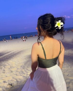 Renaye Tejani Instagram - Hi Hibiscus 🌺🌴✨