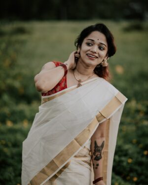 Renjini Kunju Instagram - Embracing the beauty of tradition with a stunning Kasavu Mundu set,  featuring stunning Peacock design and paired with readymade blouse. Onam vibes are in full bloom! 🌺💫 #OnamCelebration #TraditionAndCulture #KeralaVibes

📷 @akphotography.7747 

attire @noolstories