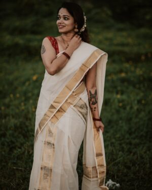 Renjini Kunju Instagram - Embracing the beauty of tradition with a stunning Kasavu Mundu set,  featuring stunning Peacock design and paired with readymade blouse. Onam vibes are in full bloom! 🌺💫 #OnamCelebration #TraditionAndCulture #KeralaVibes

📷 @akphotography.7747 

attire @noolstories
