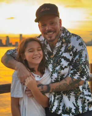 Residente Instagram - Milo cumplió 10 años.
Han sido 10 años de verlo crecer.
Lo vi nacer, lo estoy viendo navegar, lo veré perder, ganar, correr, volar, cruzar, llegar.