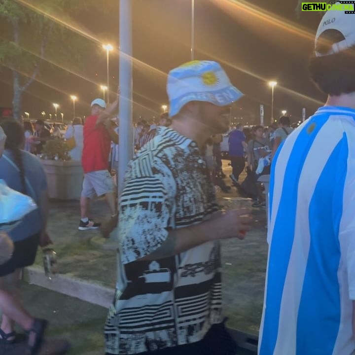 Residente - 732.5K Likes - Mi equipo es todo lo que haga feliz a mi hijo porque ver a Milo contento me hace sentir como si yo también hubiera ganado una copa.
Sé que su abuelo Alfredo está celebrando desde el cielo en su globo quemero.. 🎈
Ayer Jugaron dos países que verdaderamente llevo en el alma. A ambos países les debo mucho. Gracias por la clase de partido que se jugaron. ❤️🔥
