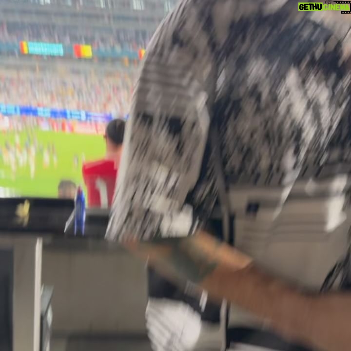 Residente - 732.5K Likes - Mi equipo es todo lo que haga feliz a mi hijo porque ver a Milo contento me hace sentir como si yo también hubiera ganado una copa.
Sé que su abuelo Alfredo está celebrando desde el cielo en su globo quemero.. 🎈
Ayer Jugaron dos países que verdaderamente llevo en el alma. A ambos países les debo mucho. Gracias por la clase de partido que se jugaron. ❤️🔥