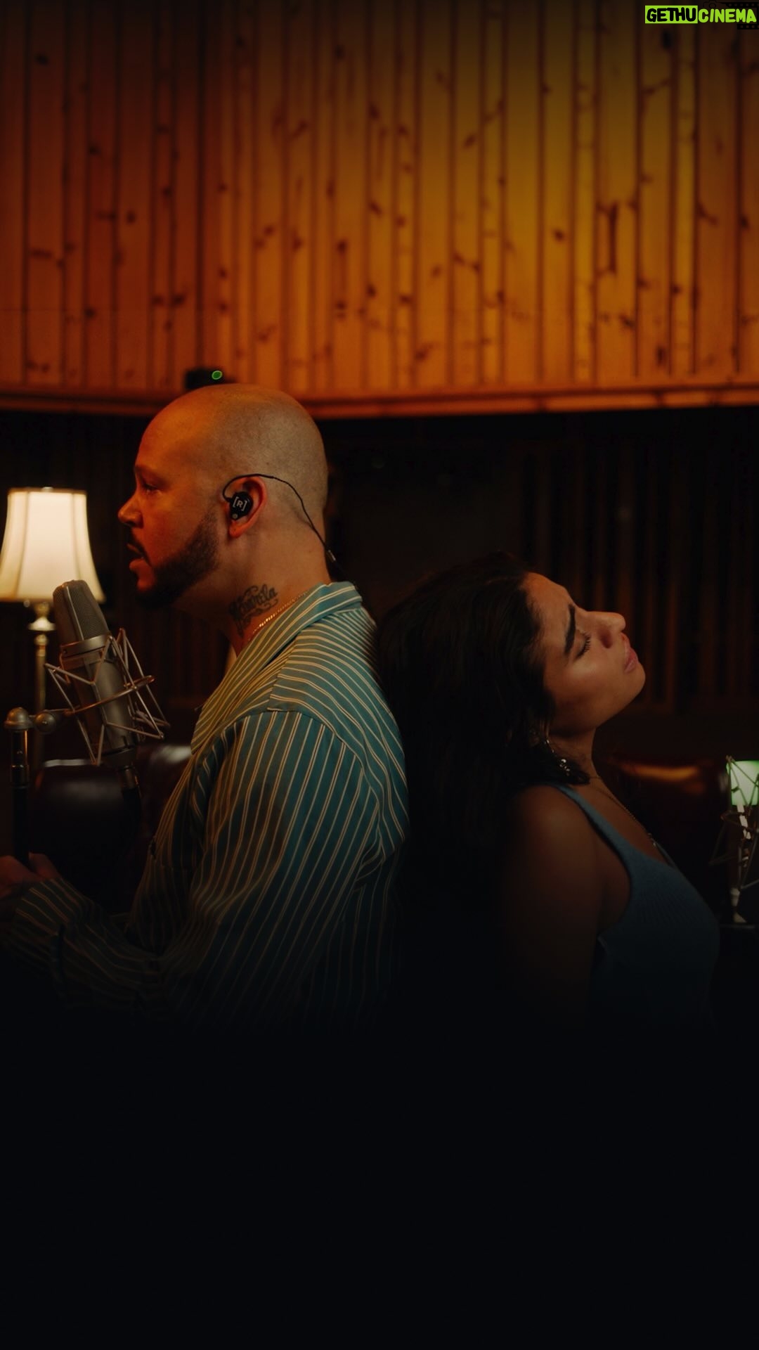 Residente - 135.1K Likes - Fuimos diferentes cielos en un mismo mapa hasta que nos encontramos.
Sesión en vivo de “El Encuentro” junto a mi hermana @jessiereyez ❤️
Músicos:
violin: @codygeil7
viola: @loismartinviola
cello: @jodyredhageferber
contrabass: @jeonglimyangzzzz
guitar: @martinaliviero
engineer: @bz_rtl