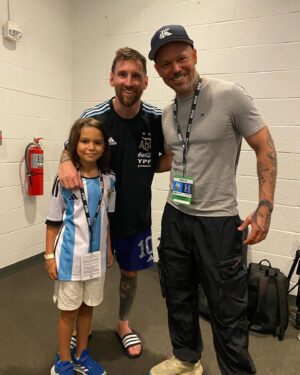 Residente Instagram - Este país padece de ese amor pasional que no se entiende pero se siente. Ese amor exagerado por todo, sin límites. El país que en los conciertos se corea hasta los arreglos de los instrumentos de viento. El país de los abrazos mas fuertes. El país que me regaló los besos de mi hijo.  El país con el peso devaluado pero de corazón agrandado. Los que disfrutamos de escribir estaremos en deuda con todo el equipo porque nos regalaron los mejores versos.  Diego me lo dijo cuando lo vi, que la próxima copa era de Argentina.  Sé que no soy de allí pero quizás en otra vida fui ❤️🇦🇷