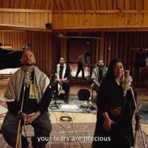 Residente Instagram - Esta canción la escribí desde el dolor.
Entre los bombardeos en Gaza.
Veo a mi hijo en cada uno de los niños masacrados.
Por medio de la música intento manejar la impotencia que siento de no poder hacer nada más que esto.
La verdad es que no entiendo el silencio de muchos colegas artistas, me hace perder la esperanza en la humanidad.
Como escribió León Gieco alguna vez “solo le pido a Dios que la guerra no me sea indiferente”.
Gracias a @amalmurkus por lograr salir de Palestina en medio de todo esto para manifestarte con tu voz. Gracias también al grupo de niños emigrantes palestinos por llegar hasta el estudio para manifestar su tristeza con valentía. 🇵🇸🇵🇷

MÚSICOS:
Residente - Voz
Amal Murkus - Voz
Firas Zreik - Qanoon
Alber Baseel - Percusion
Gilbert Mansour - Percusion
George Ziadeh - Oud
Francesco Marcocci - Contrabajo
Ludovica Burtone - Violin
Leo Genovese - Piano
Trooko - Beat
Beatriz Artola - Engineer 
Recording Studio: Power Station at Berklee NYC