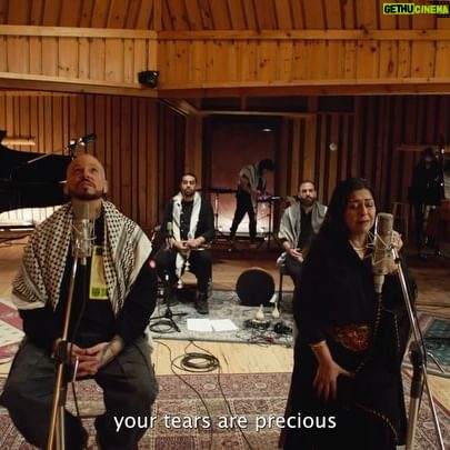 Residente - 221.5K Likes - Esta canción la escribí desde el dolor.
Entre los bombardeos en Gaza.
Veo a mi hijo en cada uno de los niños masacrados.
Por medio de la música intento manejar la impotencia que siento de no poder hacer nada más que esto.
La verdad es que no entiendo el silencio de muchos colegas artistas, me hace perder la esperanza en la humanidad.
Como escribió León Gieco alguna vez “solo le pido a Dios que la guerra no me sea indiferente”.
Gracias a @amalmurkus por lograr salir de Palestina en medio de todo esto para manifestarte con tu voz. Gracias también al grupo de niños emigrantes palestinos por llegar hasta el estudio para manifestar su tristeza con valentía. 🇵🇸🇵🇷
MÚSICOS:
Residente - Voz
Amal Murkus - Voz
Firas Zreik - Qanoon
Alber Baseel - Percusion
Gilbert Mansour - Percusion
George Ziadeh - Oud
Francesco Marcocci - Contrabajo
Ludovica Burtone - Violin
Leo Genovese - Piano
Trooko - Beat
Beatriz Artola - Engineer
Recording Studio: Power Station at Berklee NYC