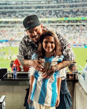 Residente Instagram - Mi equipo es todo lo que haga feliz a mi hijo porque ver a Milo contento me hace sentir como si yo también hubiera ganado una copa.
Sé que su abuelo Alfredo está celebrando desde el cielo en su globo quemero.. 🎈 
Ayer Jugaron dos países que verdaderamente llevo en el alma. A ambos países les debo mucho.  Gracias por la clase de partido que se jugaron. ❤️🔥