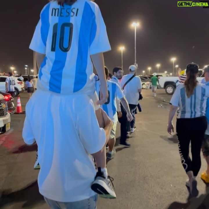 Residente - 732.5K Likes - Mi equipo es todo lo que haga feliz a mi hijo porque ver a Milo contento me hace sentir como si yo también hubiera ganado una copa.
Sé que su abuelo Alfredo está celebrando desde el cielo en su globo quemero.. 🎈
Ayer Jugaron dos países que verdaderamente llevo en el alma. A ambos países les debo mucho. Gracias por la clase de partido que se jugaron. ❤️🔥