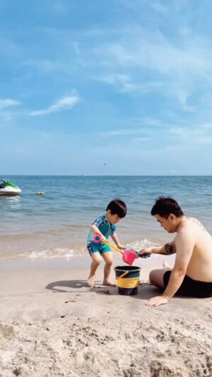Reuben Kang Instagram - Always a fun holiday with them 🌞🥰
Jordy is loving the beach more than before. 
More beach holidays like this ❤️